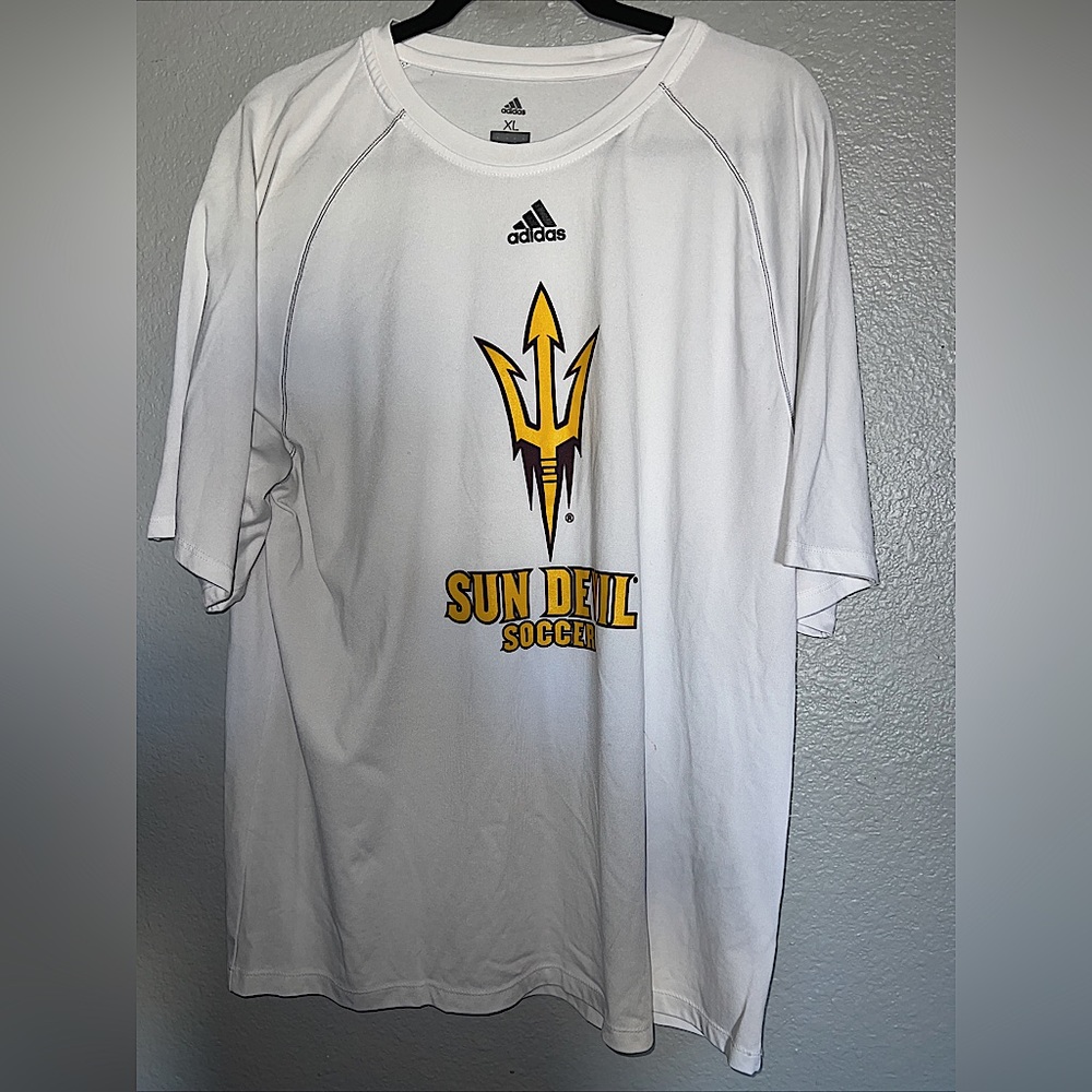Adidas. Spot  camiseta esta en ese lentes condiciones como nueva es talla xl